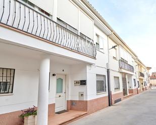 Vista exterior de Casa adosada en venda en Santa Cruz de la Zarza amb Calefacció, Jardí privat i Terrassa