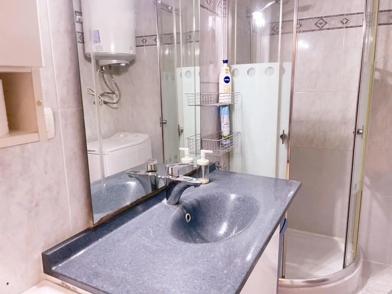 Baño de Apartamento de alquiler en Benicasim / Benicàssim con Jardín privado, Terraza y Amueblado