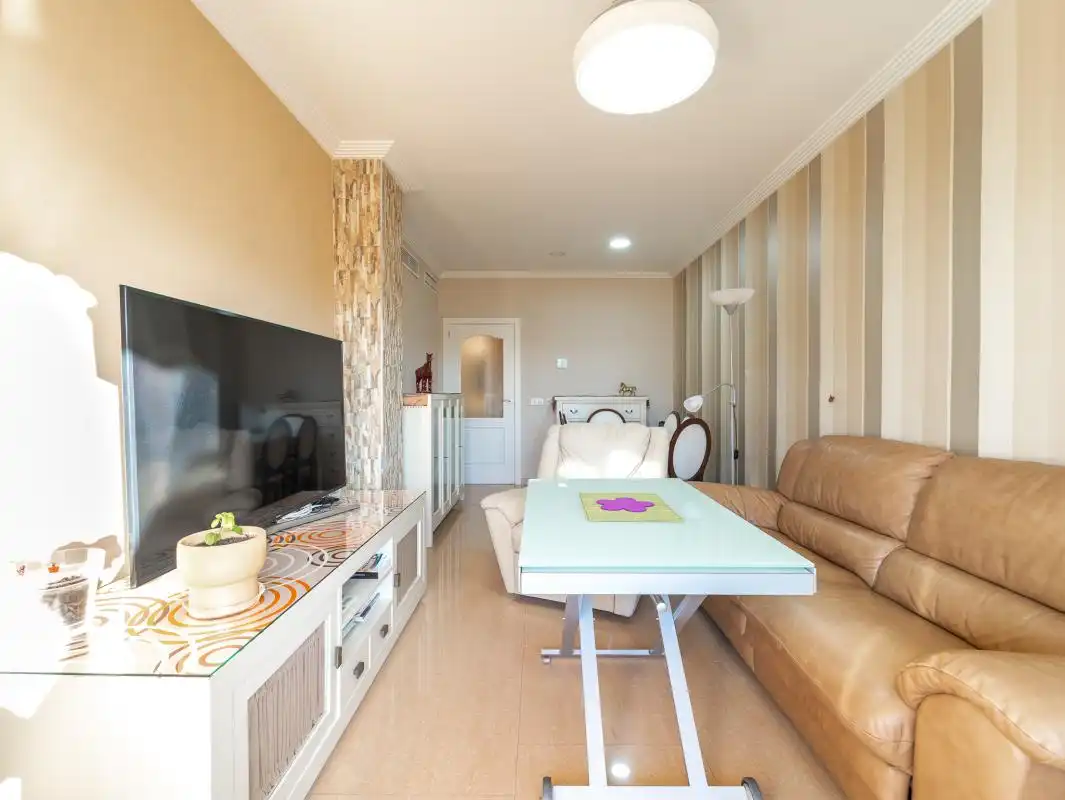 Wohnzimmer von Wohnung zum Verkauf in Algarrobo mit Klimaanlage, Heizung und Privatgarten