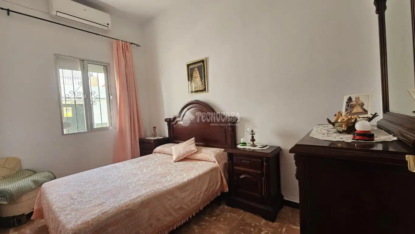 Casa aparellada amb terrassa en venda a Villanueva del Ariscal, imagen 19