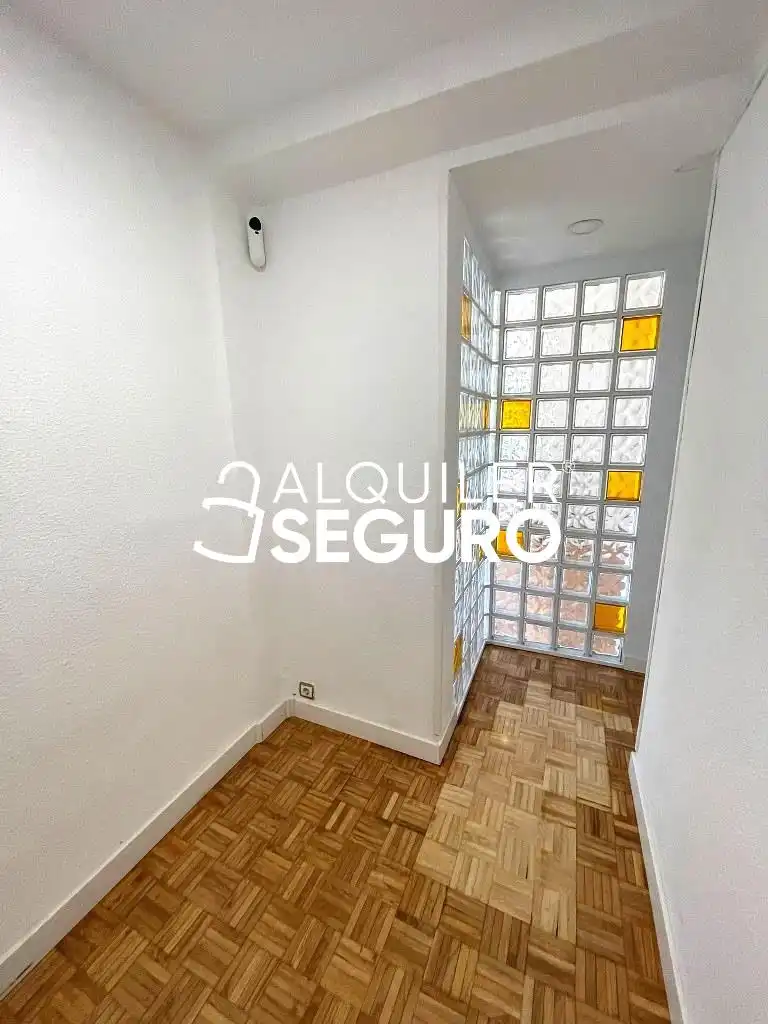 Dormitori de Pis de lloguer en Madrid amb Aire condicionat, Calefacció i Terrassa