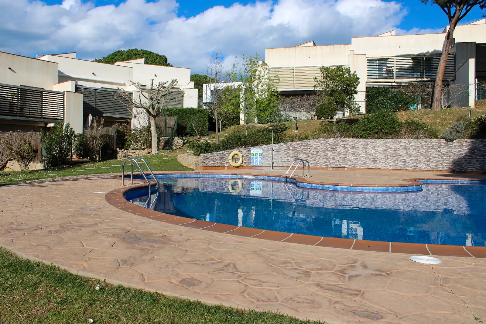 Piscina de Casa adosada en venda en L'Escala amb Aire condicionat, Calefacció i Jardí privat