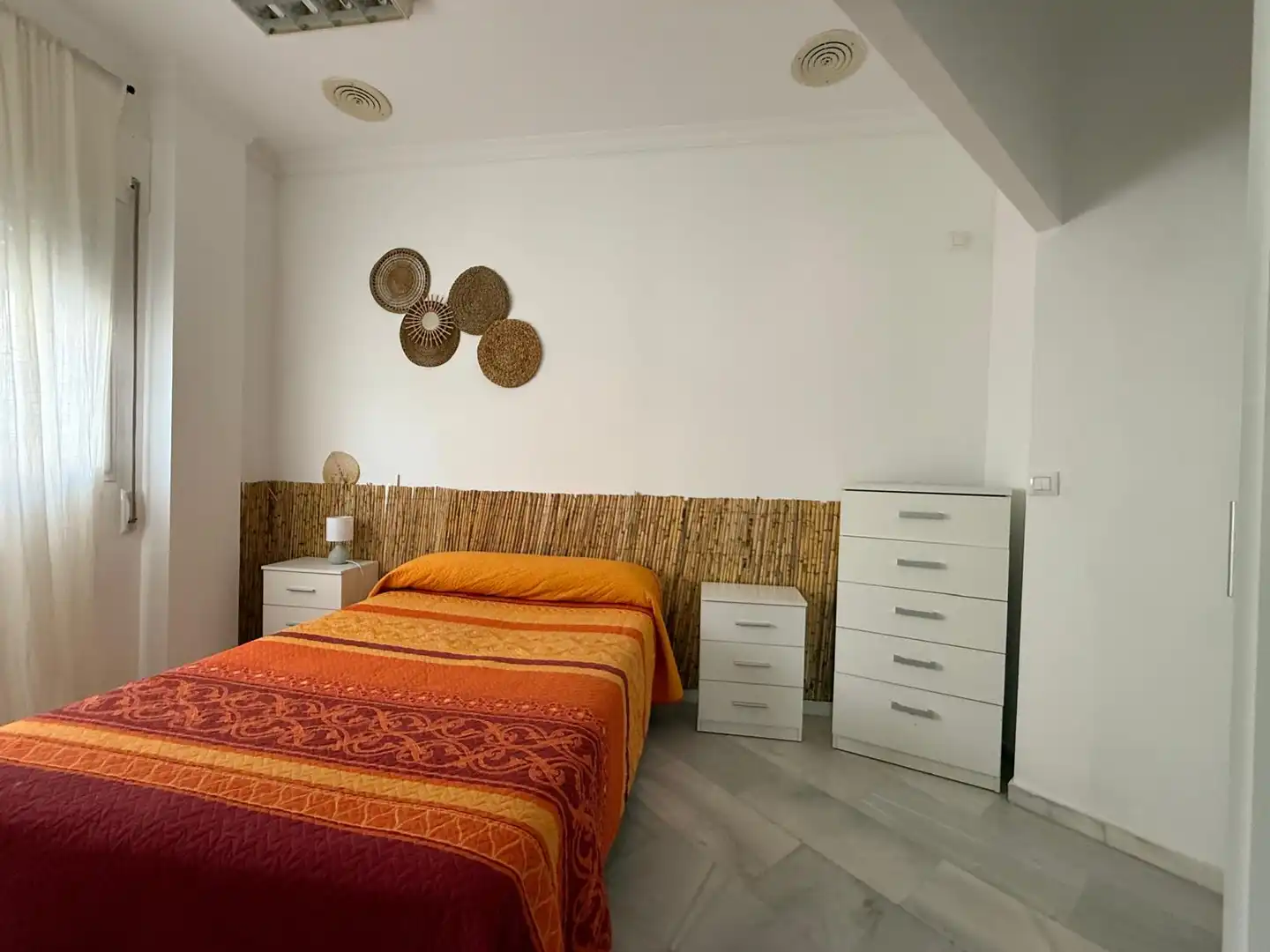 Habitación de Apartamento de alquiler en Sanlúcar de Barrameda con Aire acondicionado, Calefacción y Amueblado