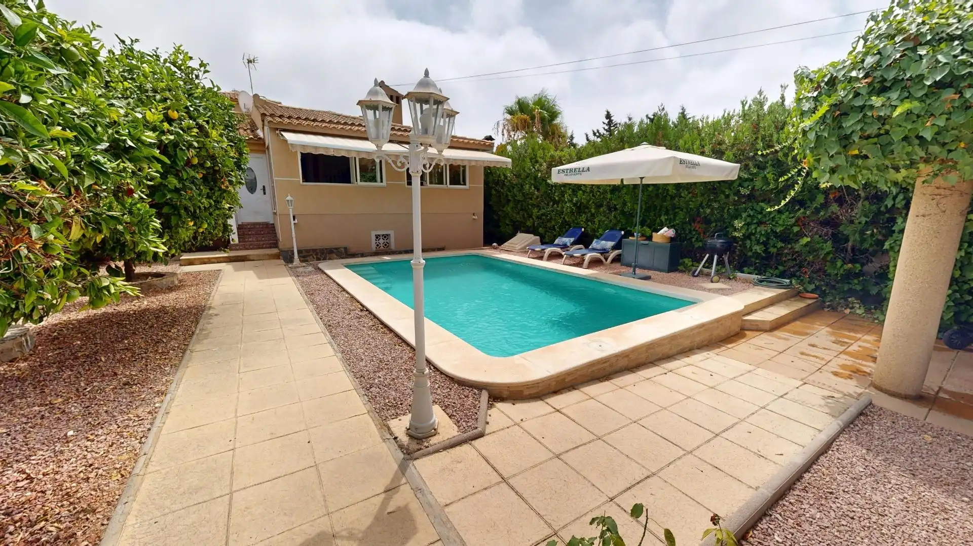 Piscina de Casa o xalet en venda en Torrevieja amb Aire condicionat, Calefacció i Jardí privat