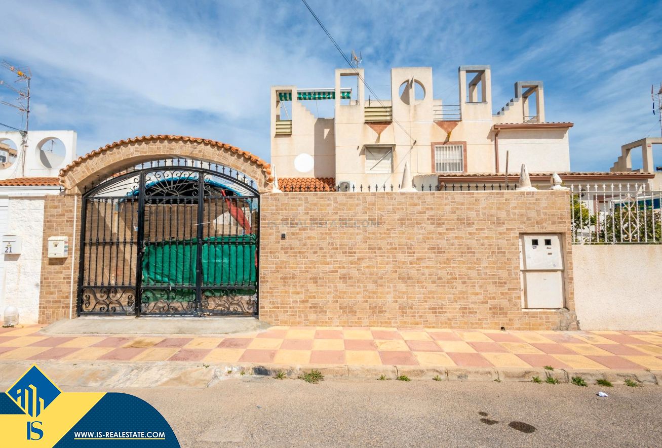 Vista exterior de Casa adosada en venda en Torrevieja amb Aire condicionat, Calefacció i Jardí privat