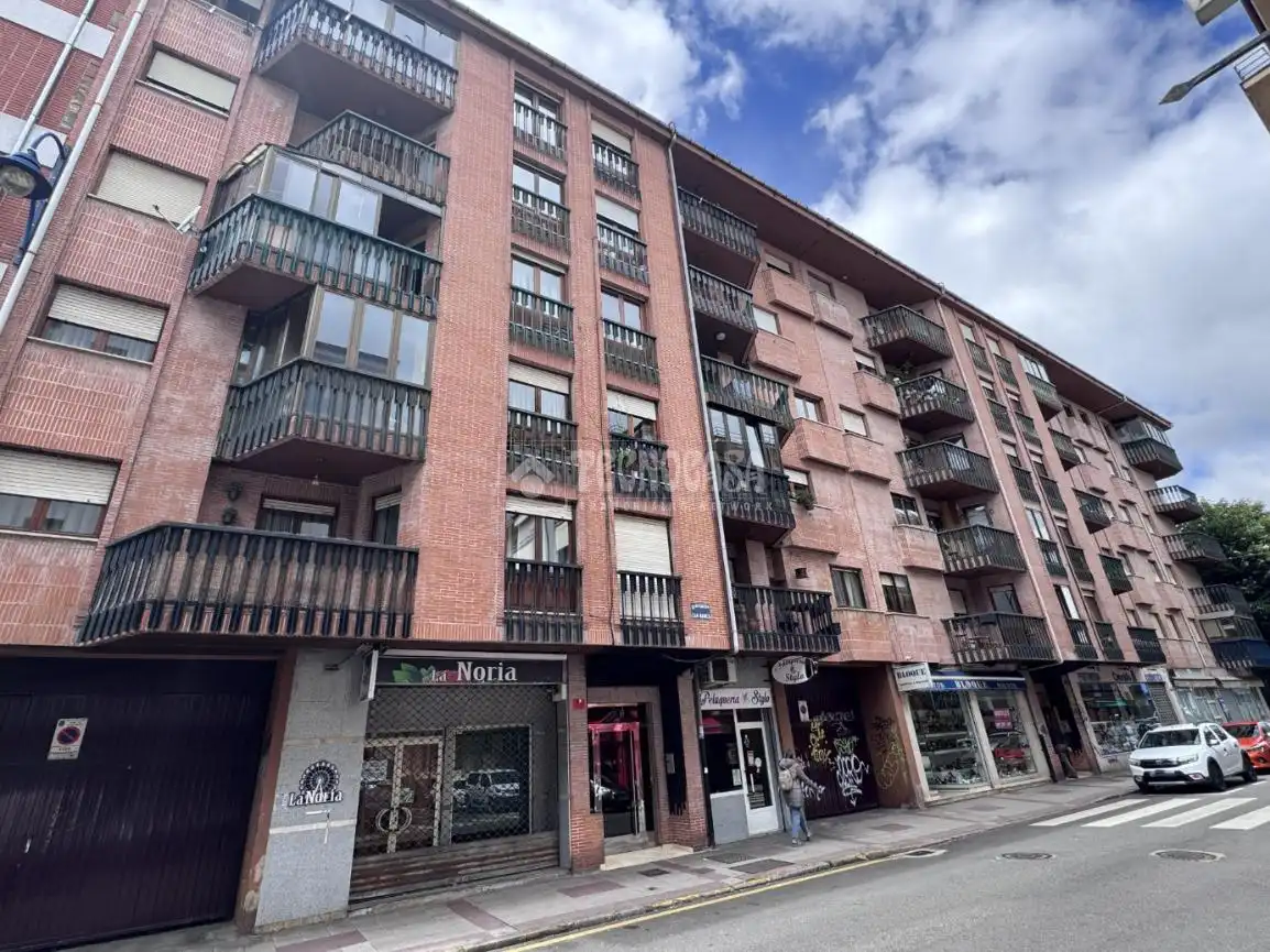 Vista exterior de Pis en venda en León Capital  amb Calefacció, Parquet i Traster