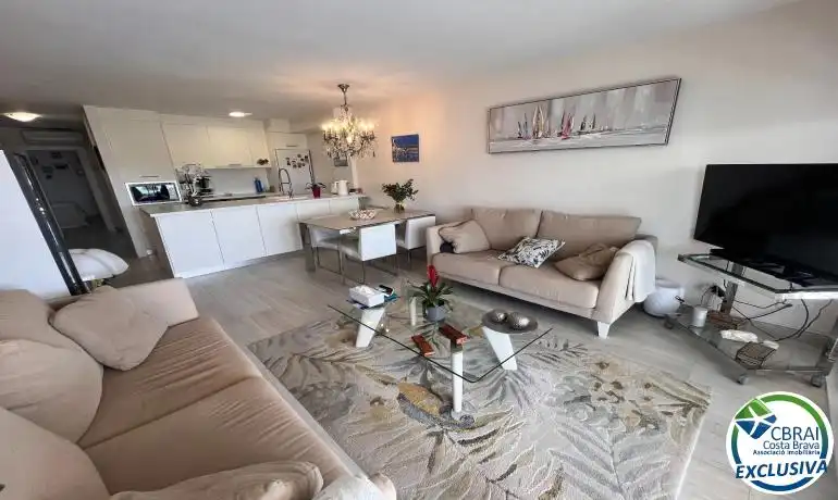 Sala d'estar de Apartament en venda en Empuriabrava amb Aire condicionat, Calefacció i Moblat
