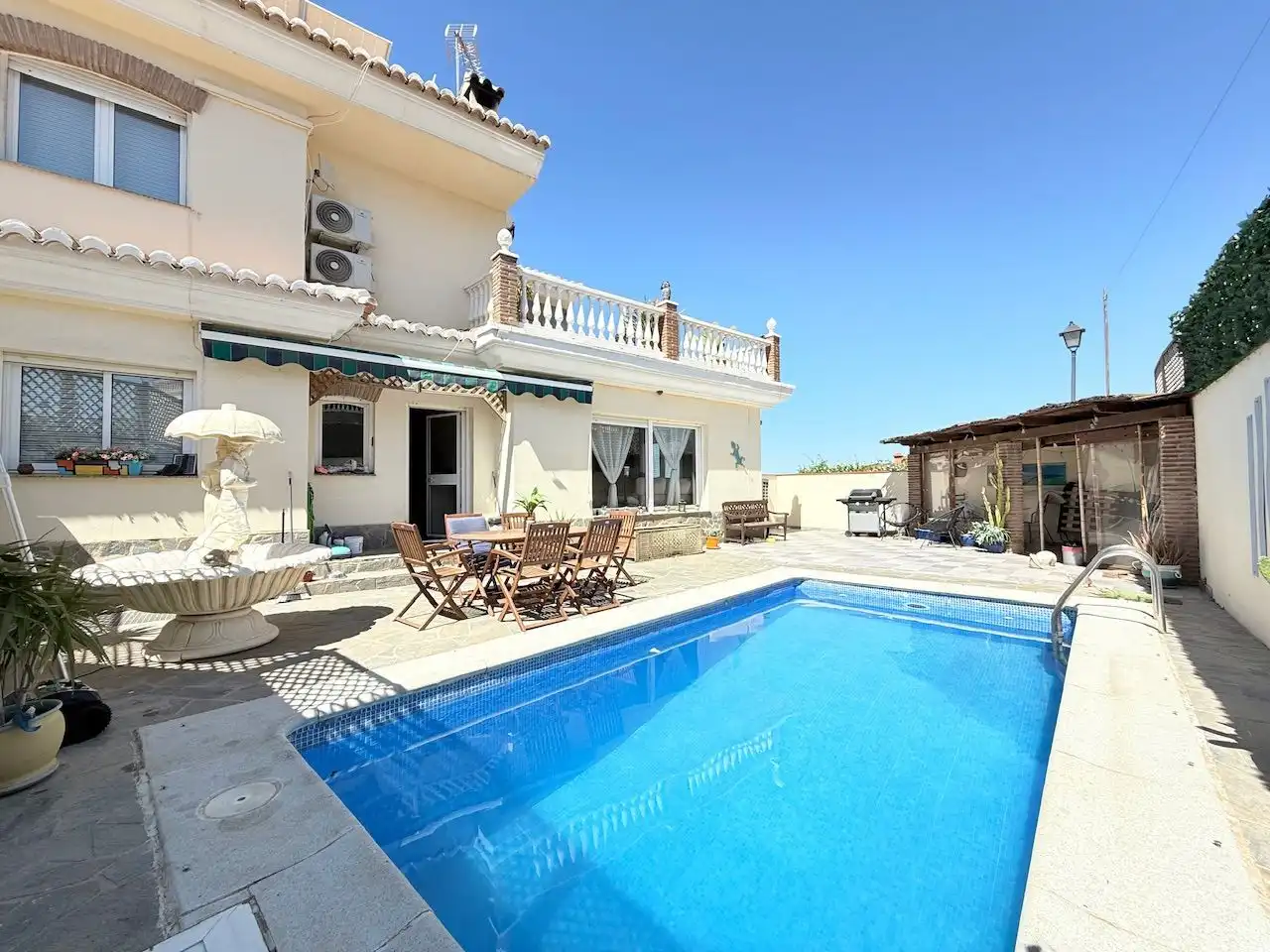 Piscina de Casa o chalet en venta en Torrox con Aire acondicionado, Calefacción y Jardín privado