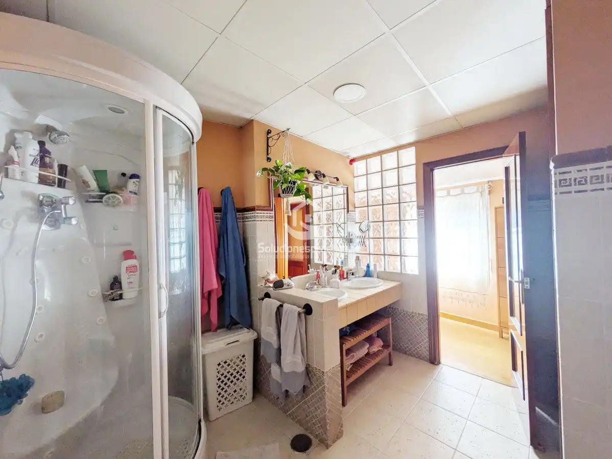 Bany de Casa o xalet en venda en Jaén amb Aire condicionat, Terrassa i Traster