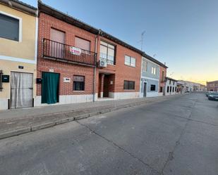 Vista exterior de Finca rústica en venda en Nava del Rey amb Calefacció, Terrassa i Moblat