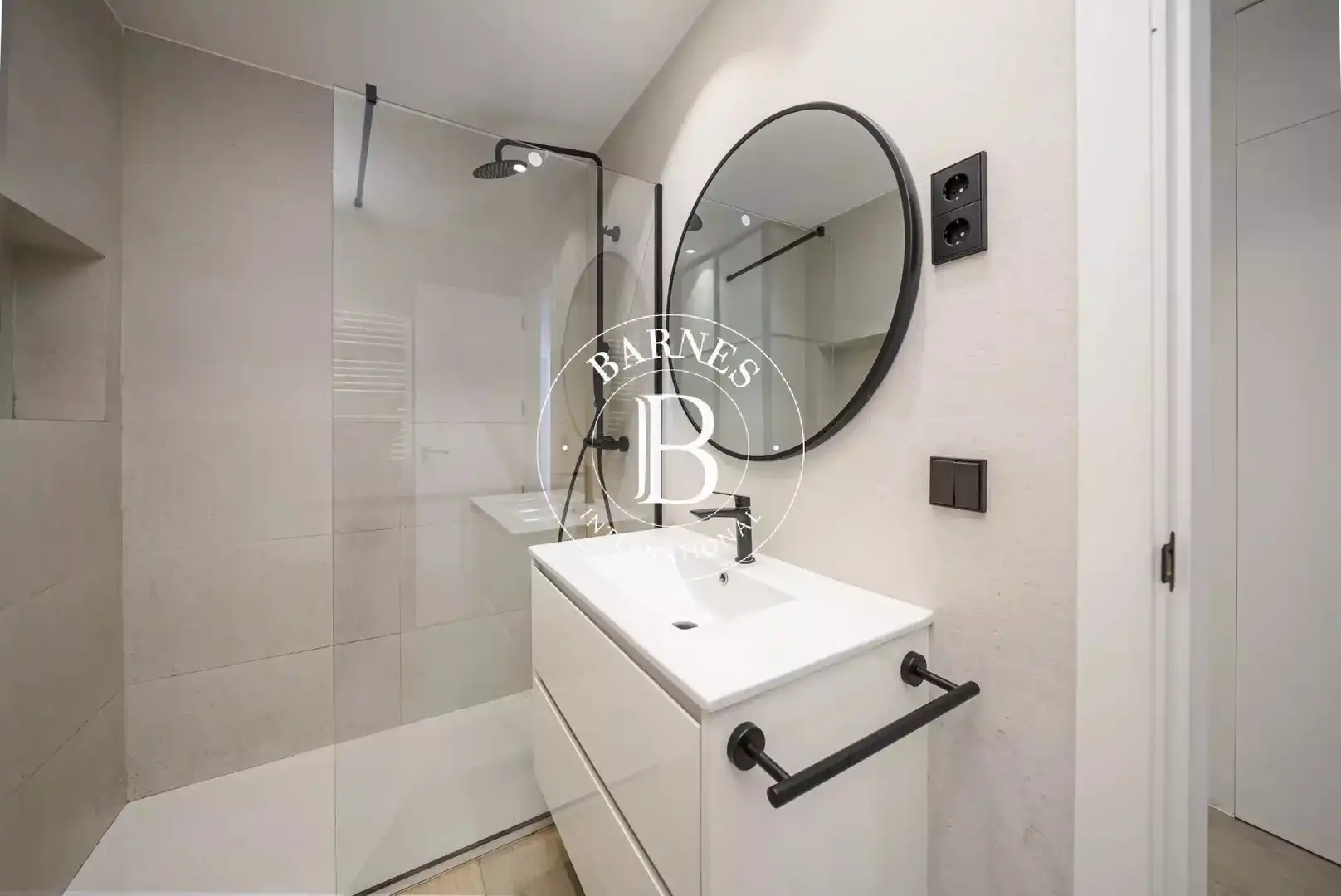 Bathroom of Flat for rent in Madrid  with Air Conditioner, Heating and Oven