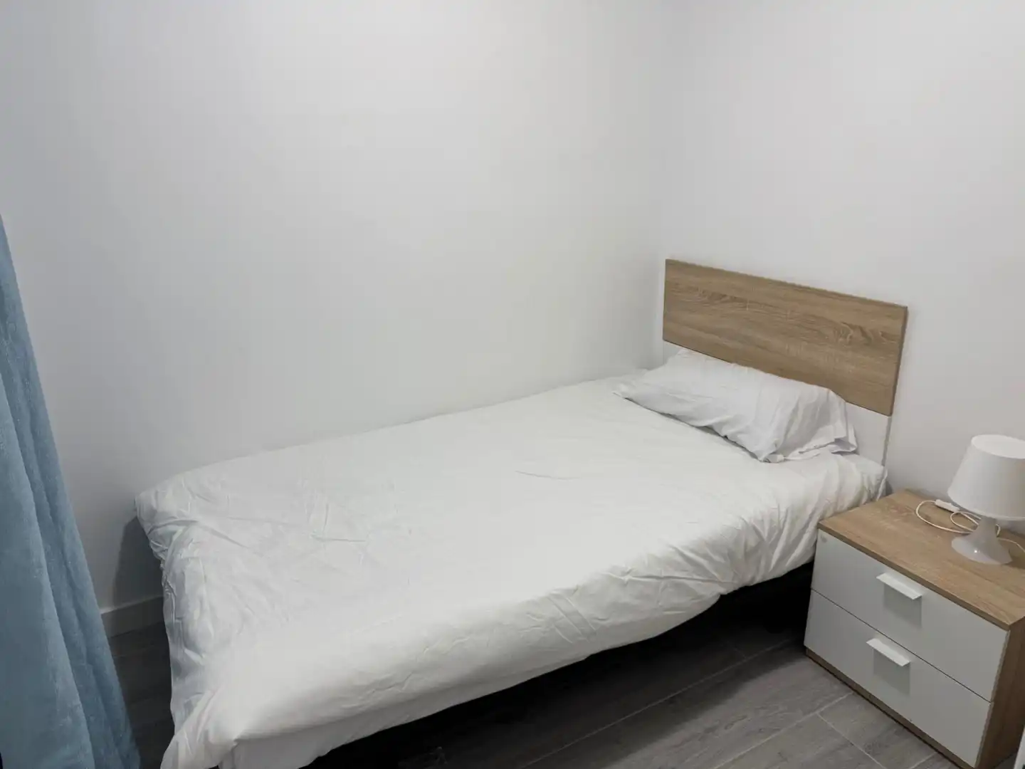 Dormitori de Apartament de lloguer en Madrid amb Aire condicionat, Calefacció i Moblat