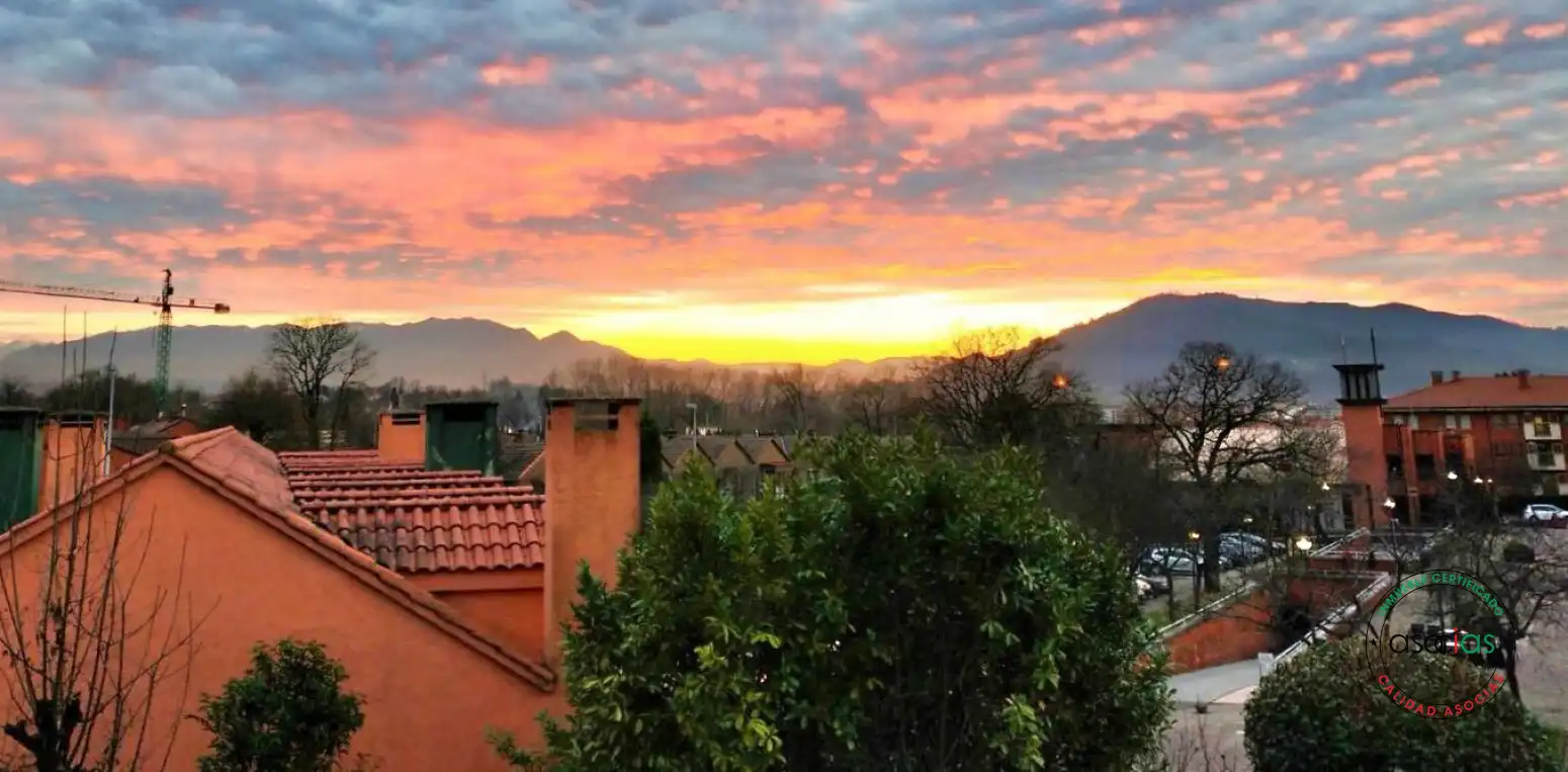 Vista exterior de Casa o xalet en venda en Siero amb Calefacció, Jardí privat i Parquet