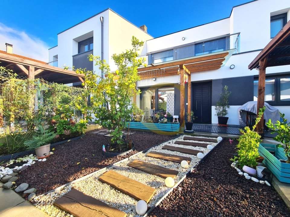 Jardí de Casa adosada en venda en Noreña amb Aire condicionat, Calefacció i Jardí privat