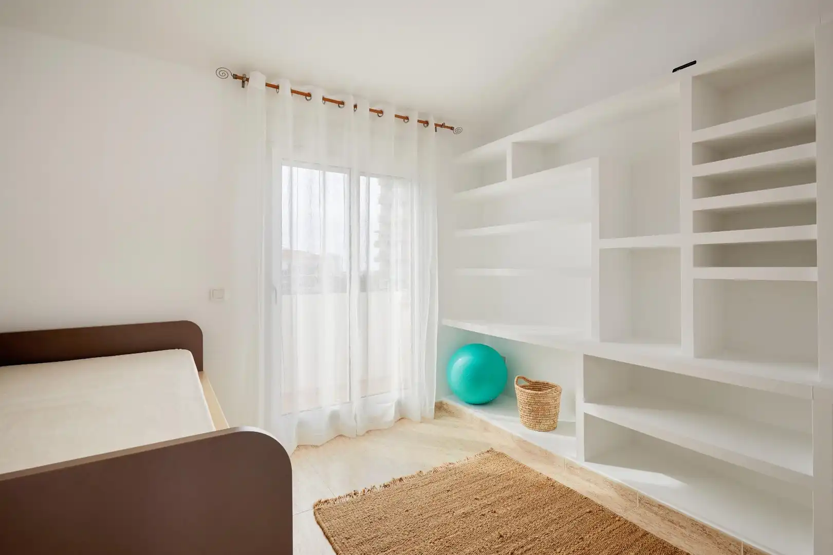 Schlafzimmer von Einfamilien-Reihenhaus zum Verkauf in Sitges mit Klimaanlage, Heizung und Privatgarten