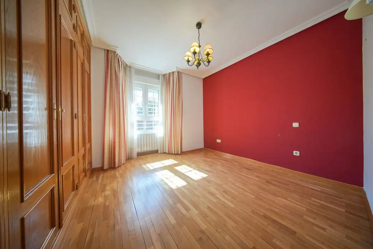 Habitación de Casa adosada en venta en Pozuelo de Alarcón con Aire acondicionado, Calefacción y Jardín privado