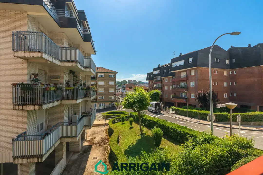 Außenansicht von Wohnung zum Verkauf in Donostia - San Sebastián  mit Heizung, Terrasse und Abstellraum