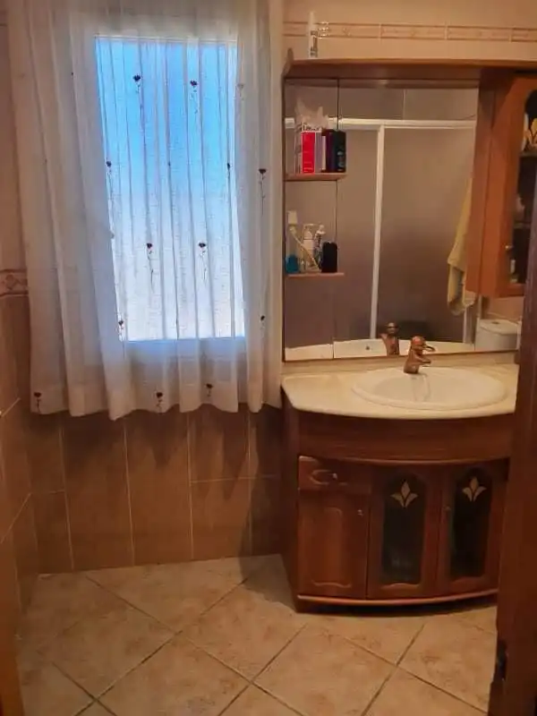 Bany de Casa o xalet en venda en Alicante / Alacant amb Jardí privat, Terrassa i Piscina