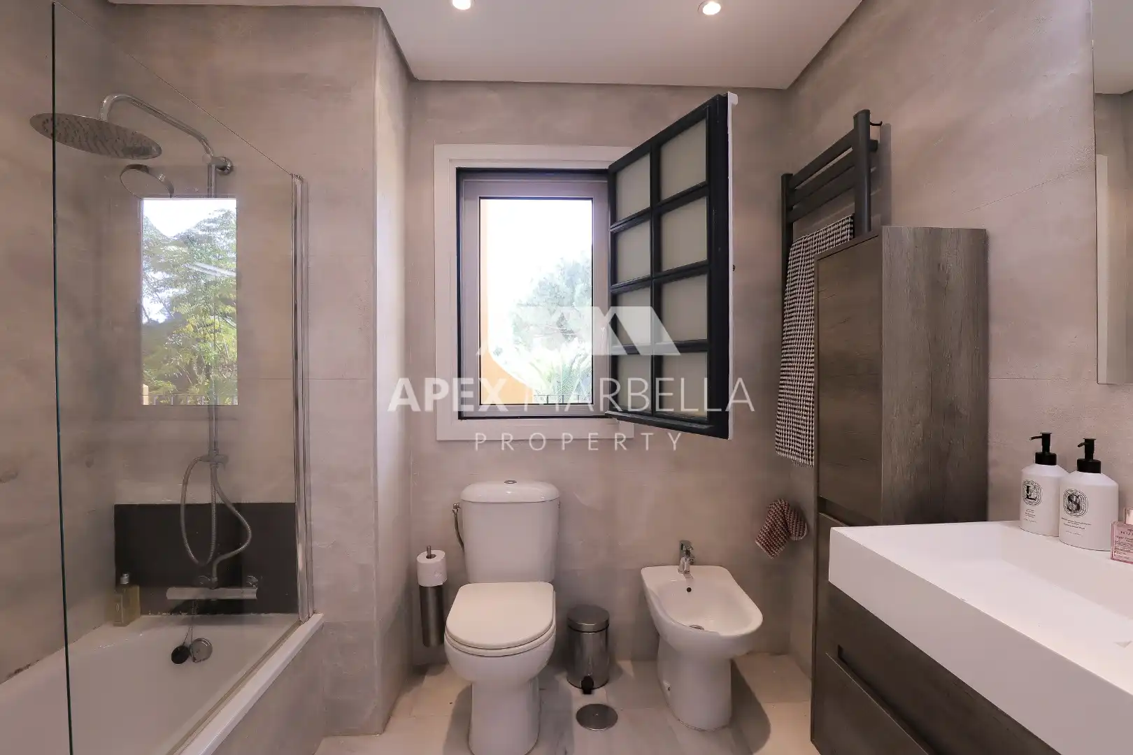 Badezimmer von Wohnung zum Verkauf in Marbella mit Klimaanlage, Terrasse und Möbliert