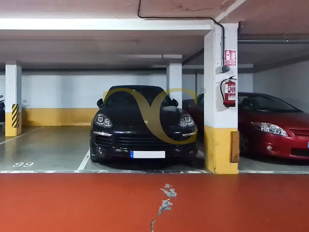 Aparcament de Pis en venda en Gijón  amb Calefacció, Terrassa i Traster