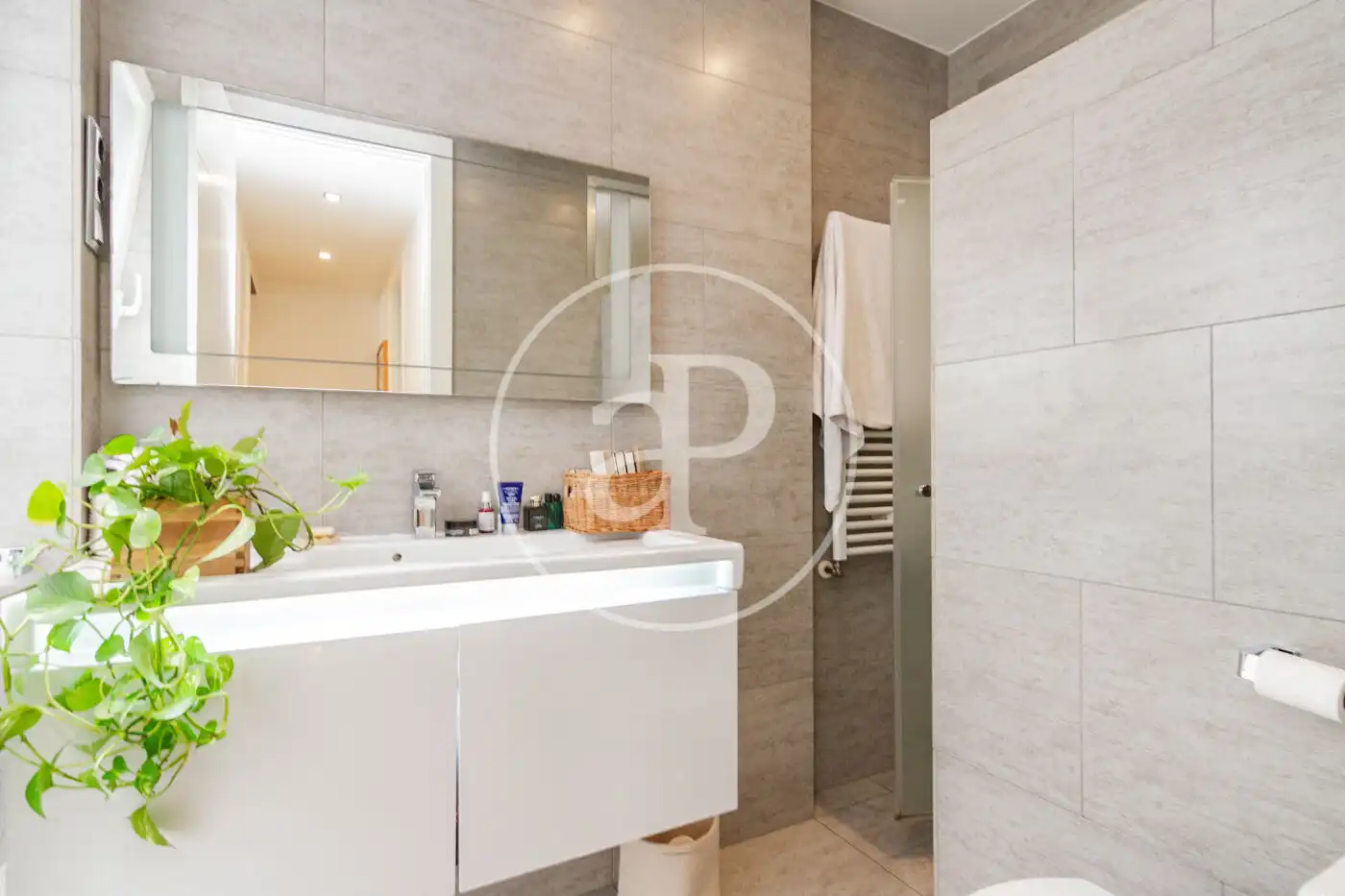 Badezimmer von Wohnung zum Verkauf in Madrid mit Klimaanlage, Heizung und Balkon