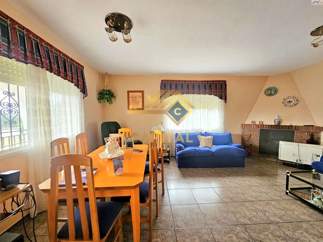 Sala d'estar de Casa o xalet en venda en Villa del Prado amb Traster i Piscina