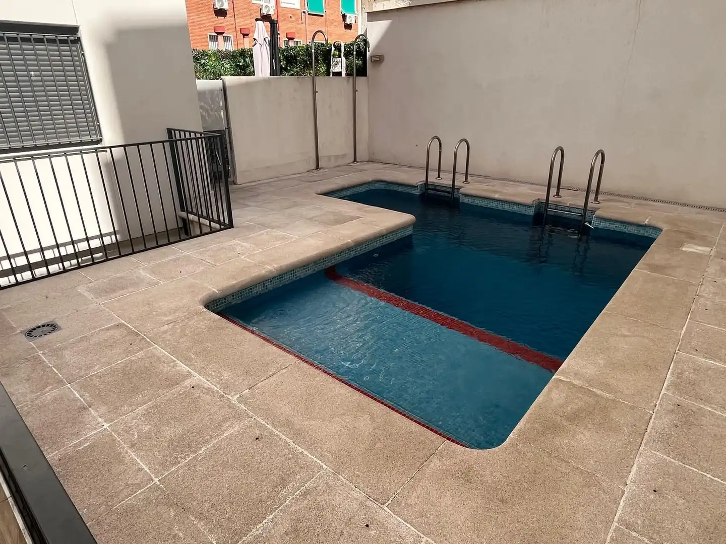 Piscina de Pis en venda en Madrid amb Jardí privat, Traster i Alarma