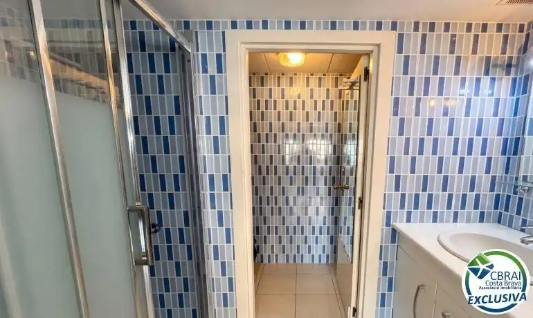 Bathroom of Study for sale in Roses  with Air Conditioner, Heating and Terrace