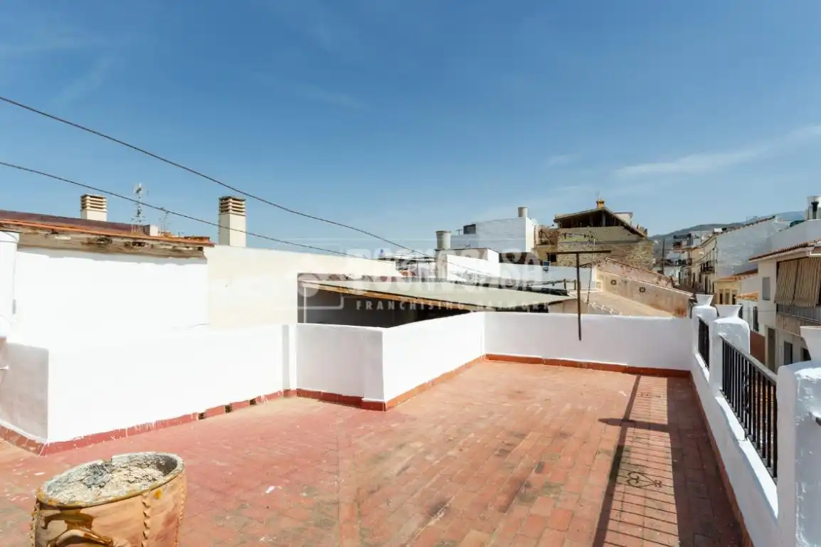 Außenansicht von Einfamilien-Reihenhaus zum Verkauf in Vélez-Málaga mit Terrasse und Balkon
