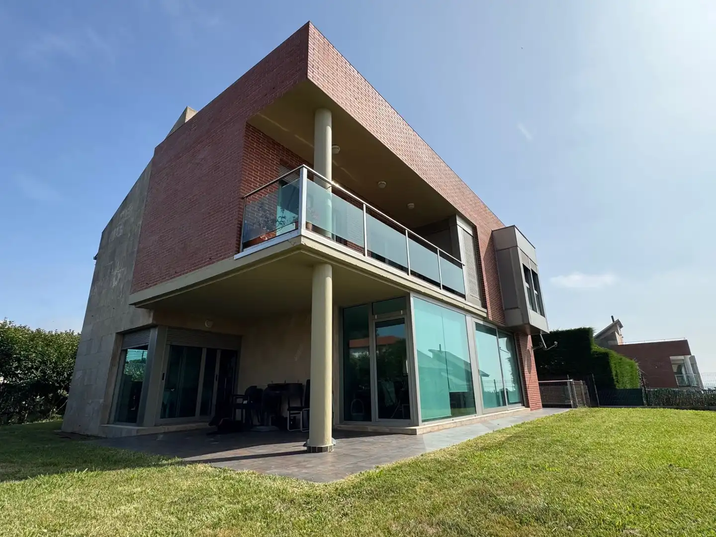 Vista exterior de Casa o xalet en venda en Santa Cruz de Bezana amb Calefacció, Jardí privat i Terrassa