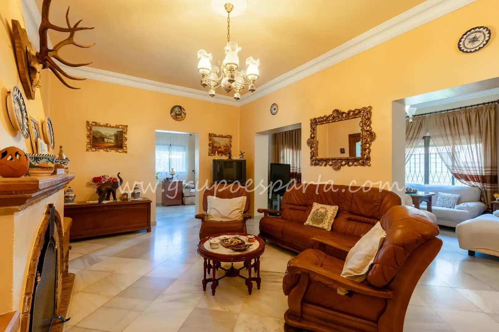 Sala d'estar de Casa o xalet en venda en Espartinas amb Aire condicionat, Jardí privat i Terrassa