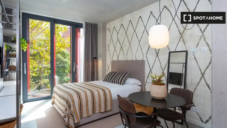 Flat with terrace to rent in Eixample