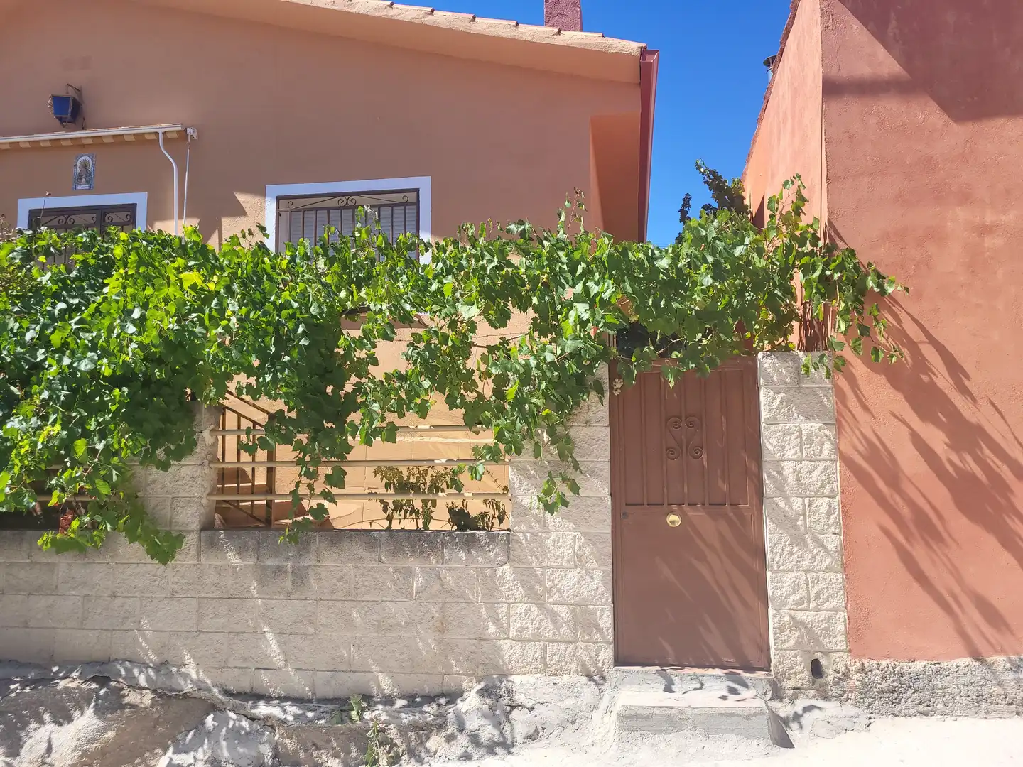 Vista exterior de Casa o xalet en venda en Burgohondo amb Jardí privat i Traster