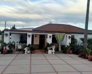 Vista exterior de Casa o xalet en venda en Chiclana de la Frontera amb Calefacció, Jardí privat i Terrassa