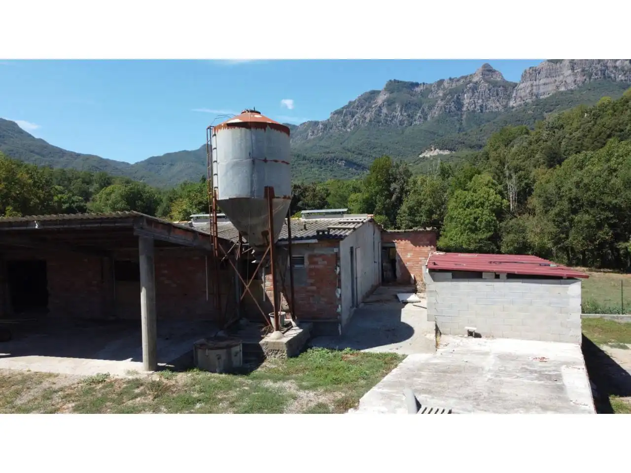Vista exterior de Finca rústica en venda en La Vall d'en Bas amb Calefacció, Jardí privat i Terrassa