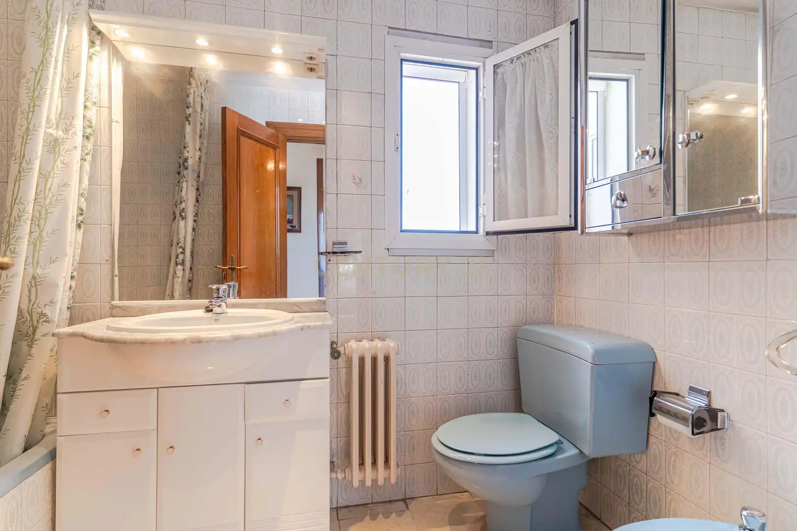 Baño de Piso en venta en Granada con Trastero y Balcón