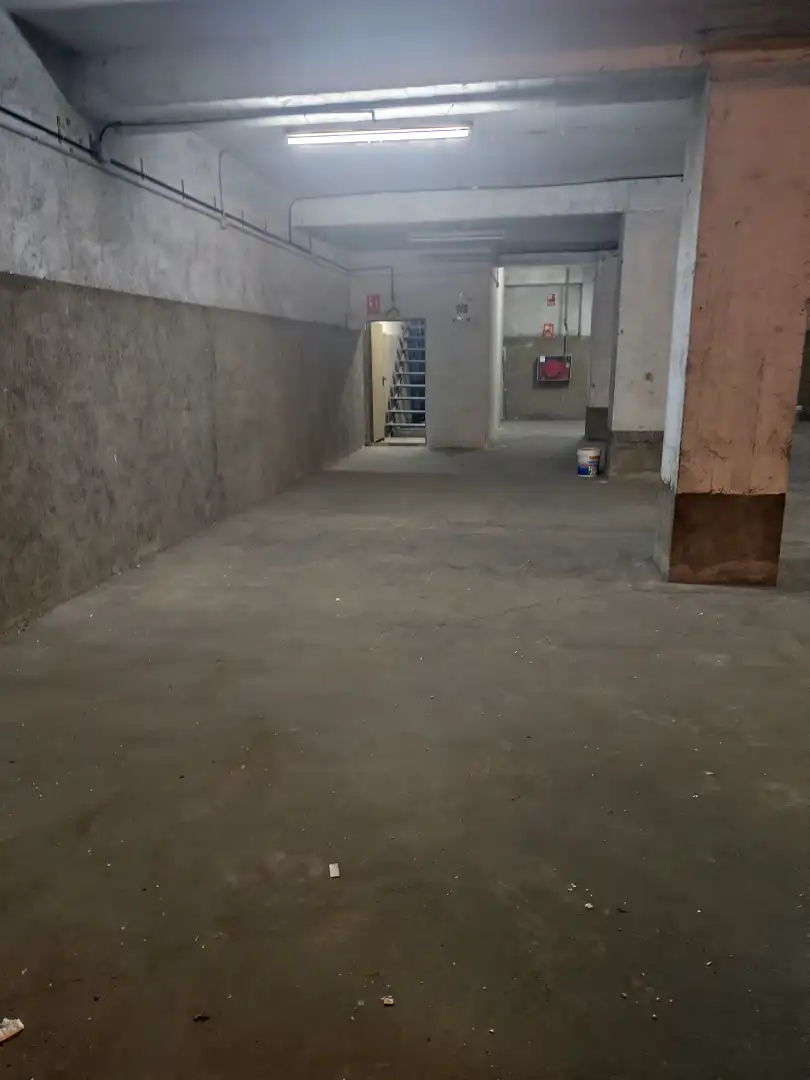 Parkplatz von Fabrikhallen zur Miete in Barcelona