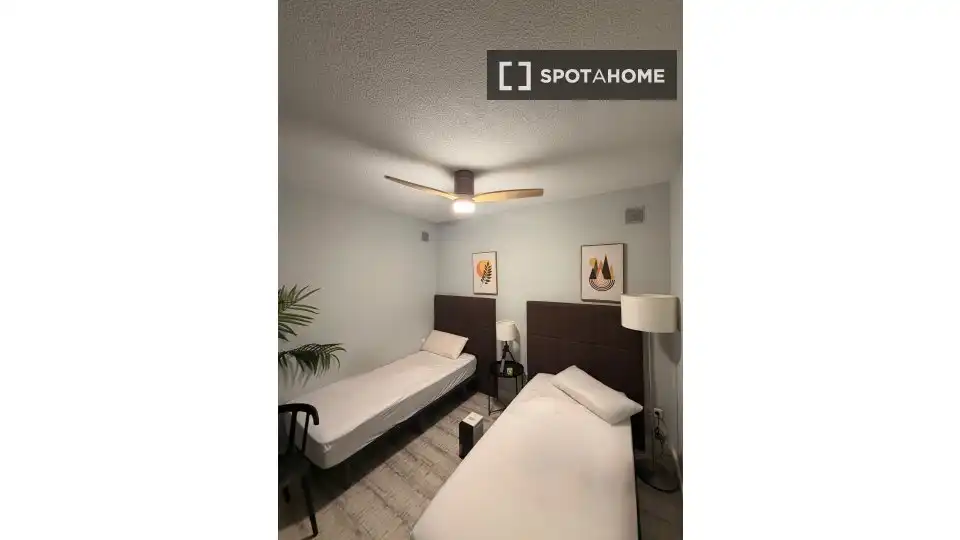 Dormitori de Apartament per a compartir en Madrid amb Aire condicionat, Calefacció i Terrassa