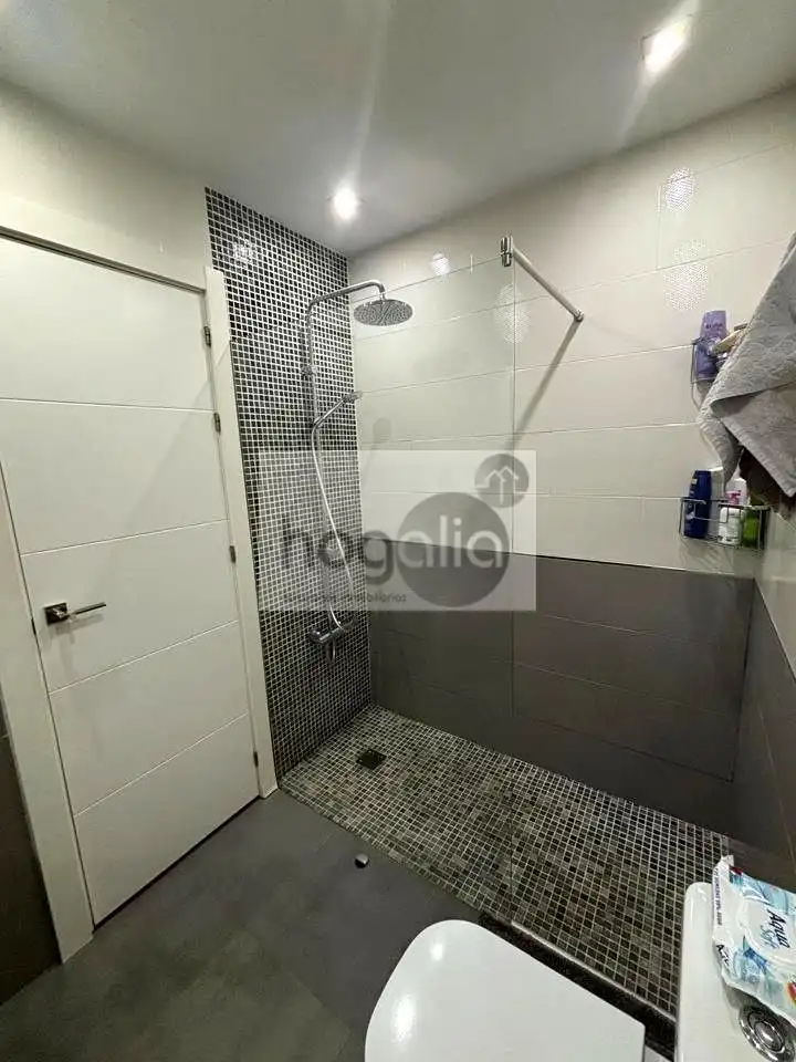 Badezimmer von Wohnung zum Verkauf in Sevilla mit Klimaanlage, Terrasse und Gemeinschaftspool