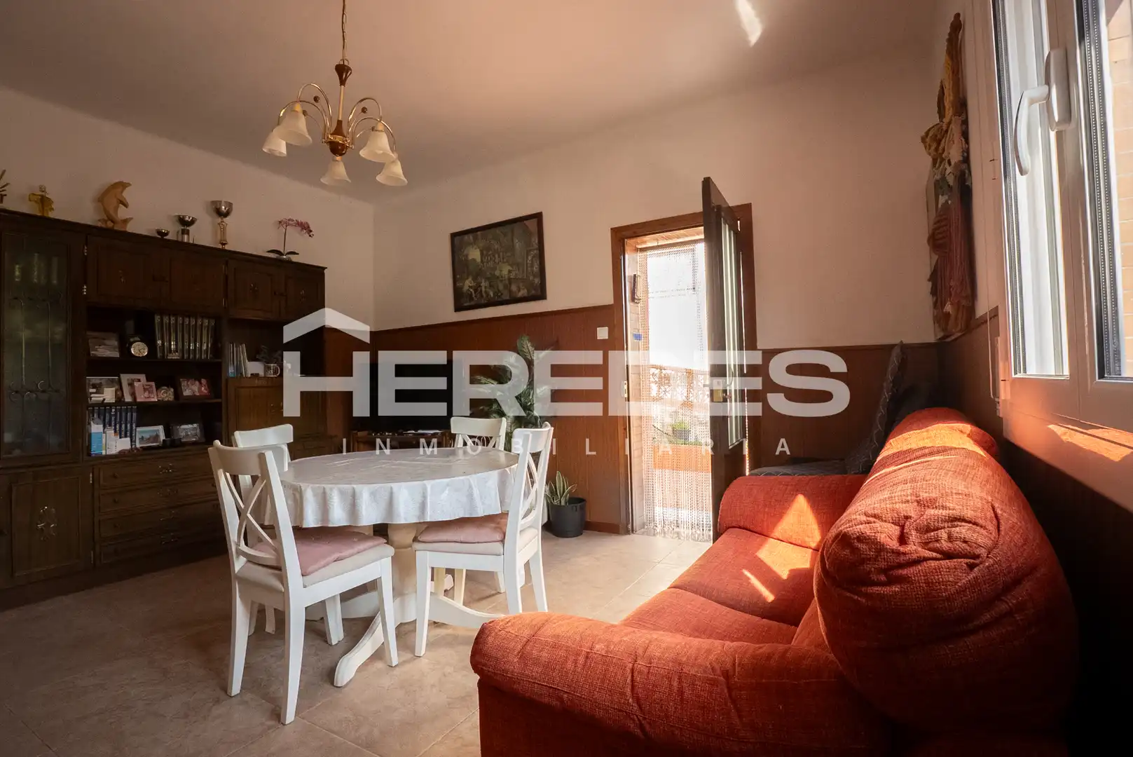 Sala d'estar de Casa o xalet en venda en Torrelles de Llobregat amb Jardí privat, Terrassa i Moblat