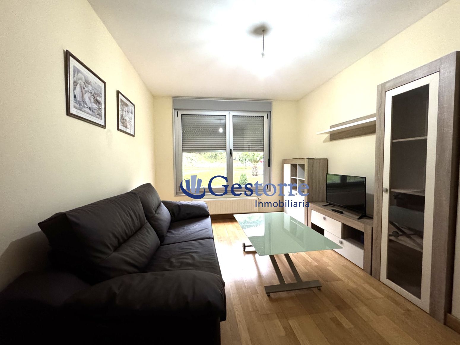 Sala d'estar de Pis en venda en Oviedo  amb Calefacció, Parquet i Traster