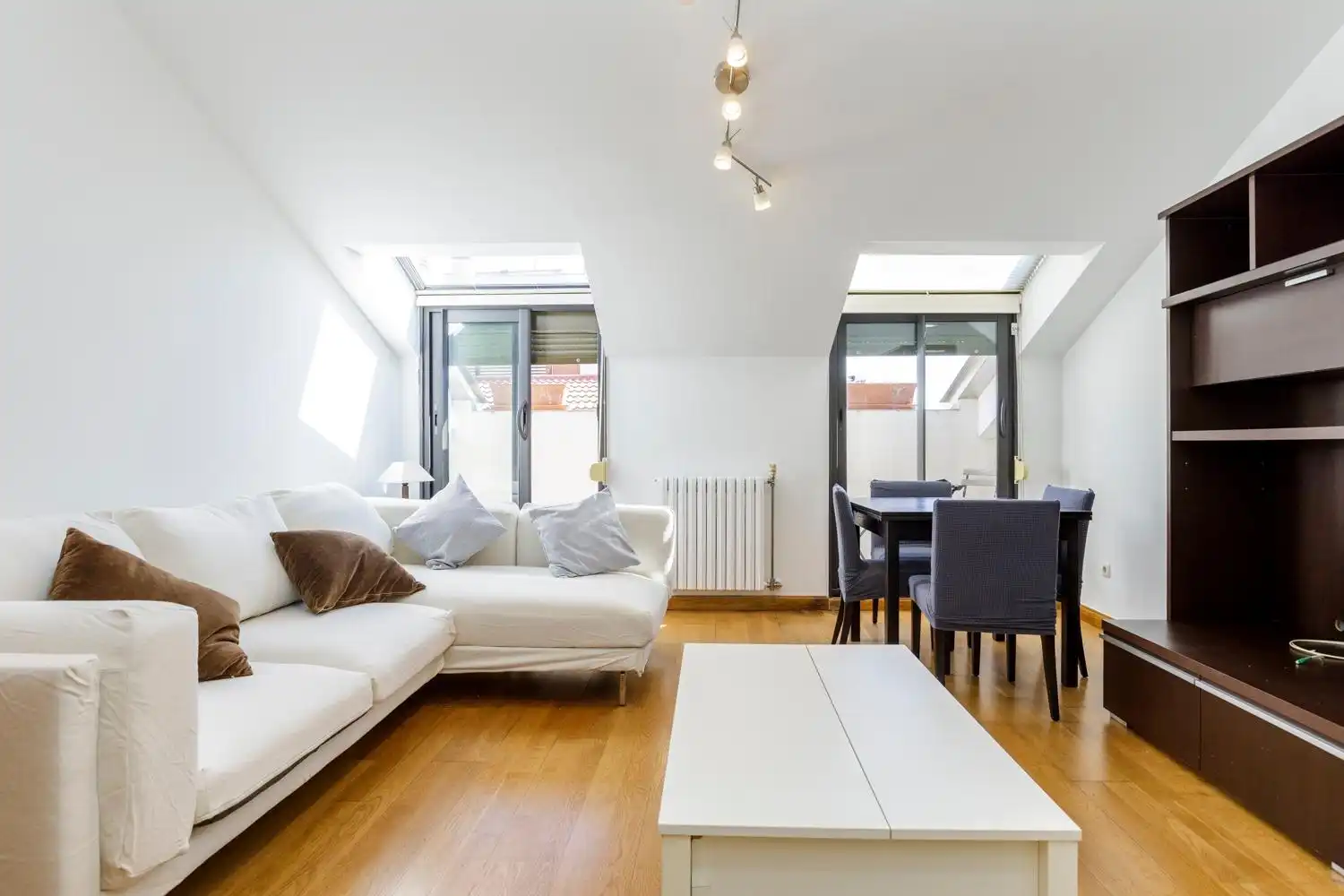 Sala d'estar de Àtic en venda en Zaragoza amb Calefacció, Parquet i Balcó