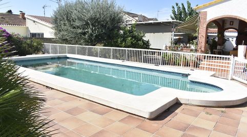 CHALET EN EXCELENTE UBICACIÓN, ESQUINADO Y TODO EN UNA SÓLA PLANTA !!!