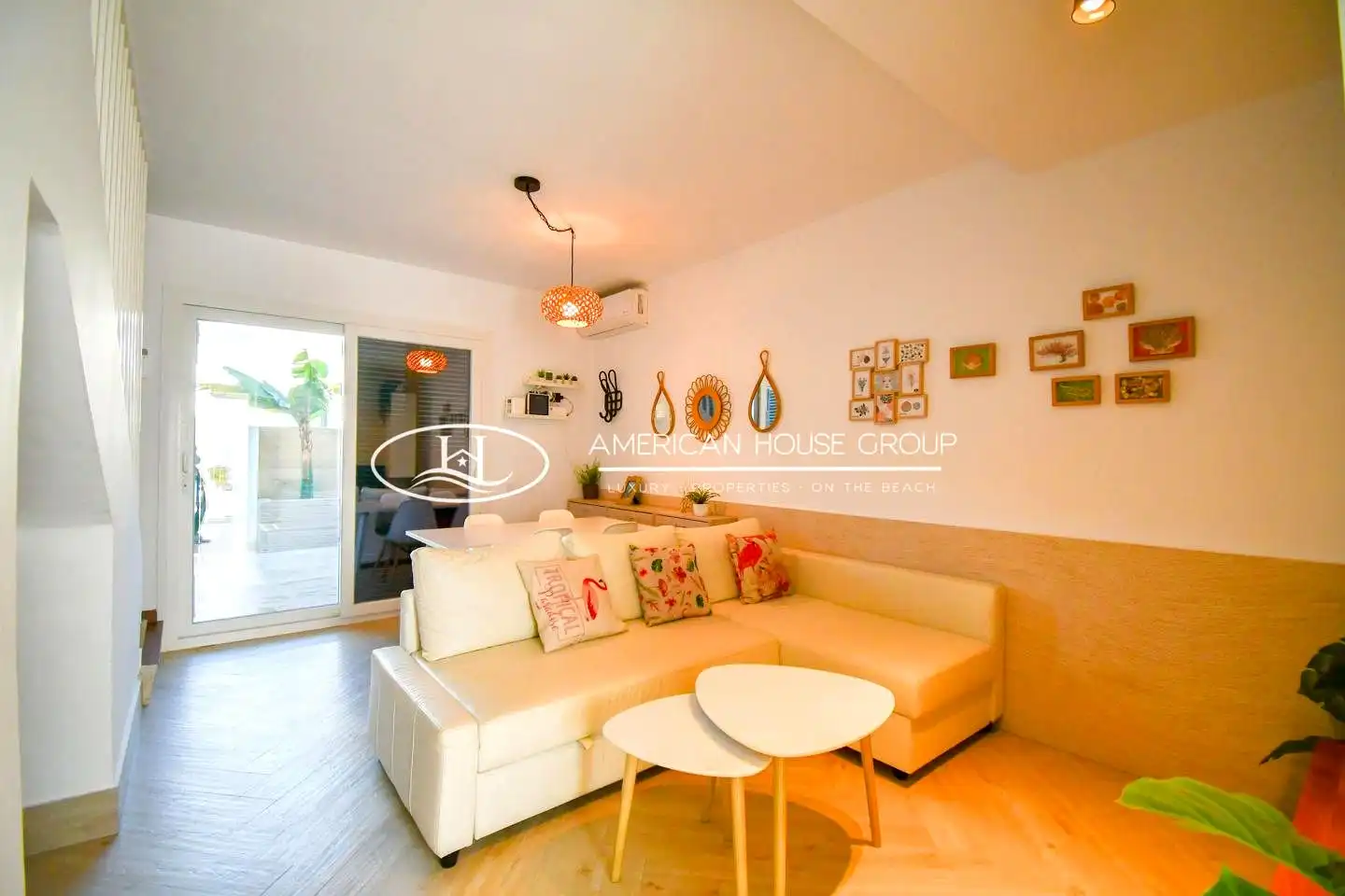 Sala d'estar de Casa o xalet en venda en Chiclana de la Frontera amb Aire condicionat, Jardí privat i Terrassa