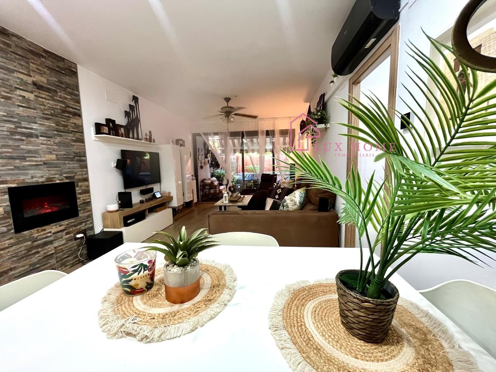 Sala d'estar de Planta baixa en venda en Santa Perpètua de Mogoda amb Aire condicionat, Calefacció i Jardí privat