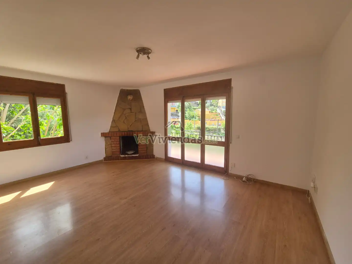 Sala de estar de Casa o chalet en venta en Vallirana con Jardín privado, Parquet y Terraza