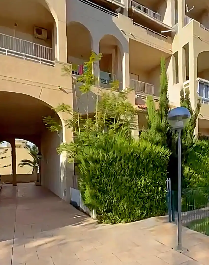 Vista exterior de Casa adosada en venda en El Campello amb Aire condicionat, Jardí privat i Terrassa