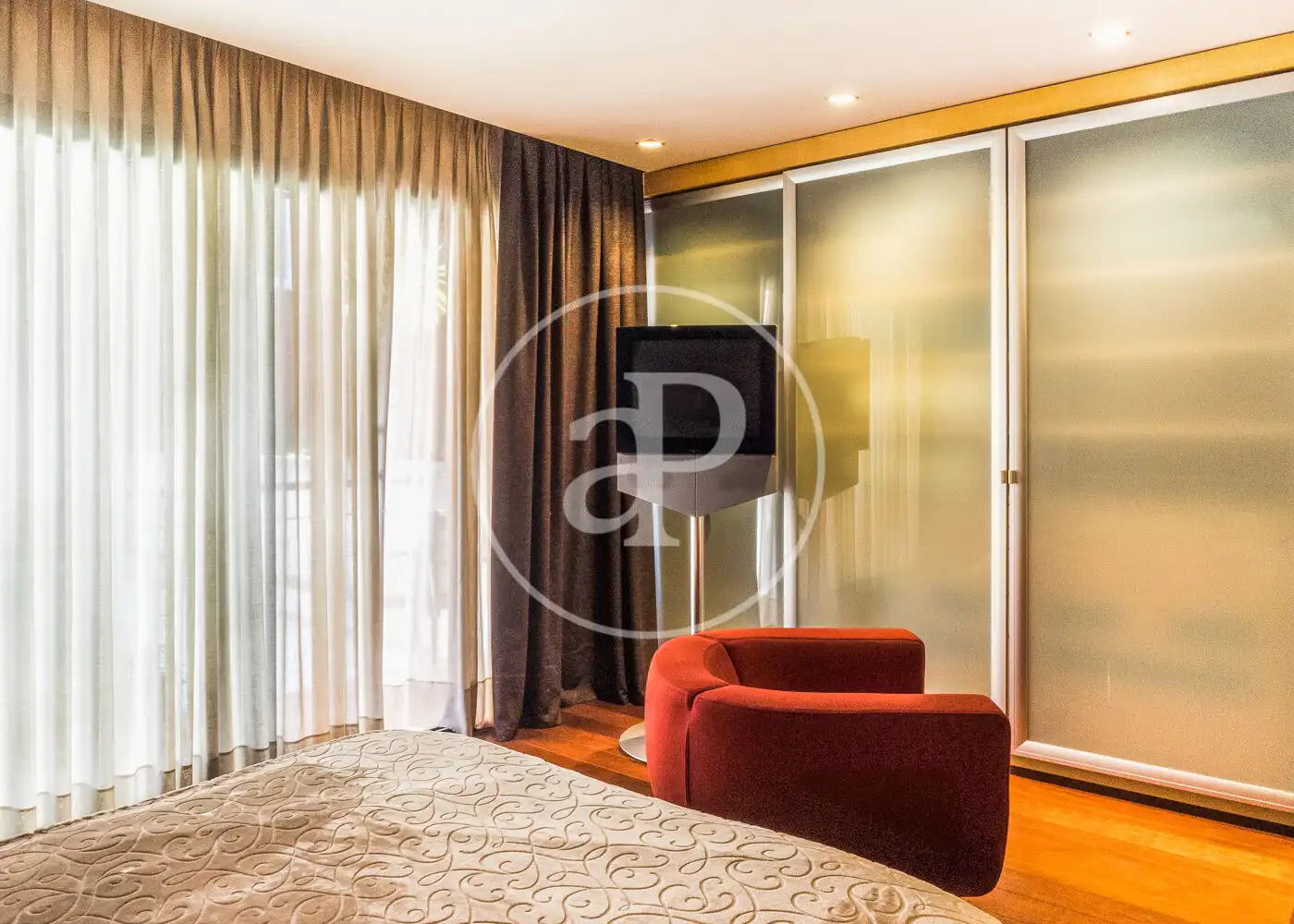 Habitación de Casa adosada en venta en Barcelona con Aire acondicionado, Calefacción y Jardín privado