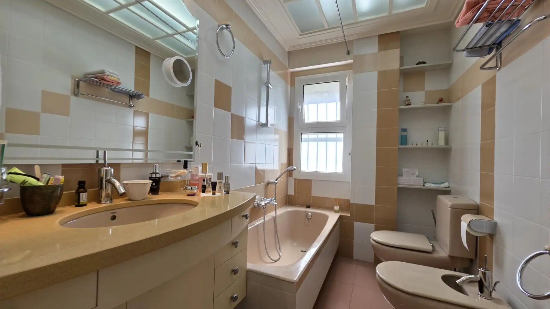 Bathroom of Houses for sale in Elche / Elx  with Air Conditioner, Private garden and Parquet flooring