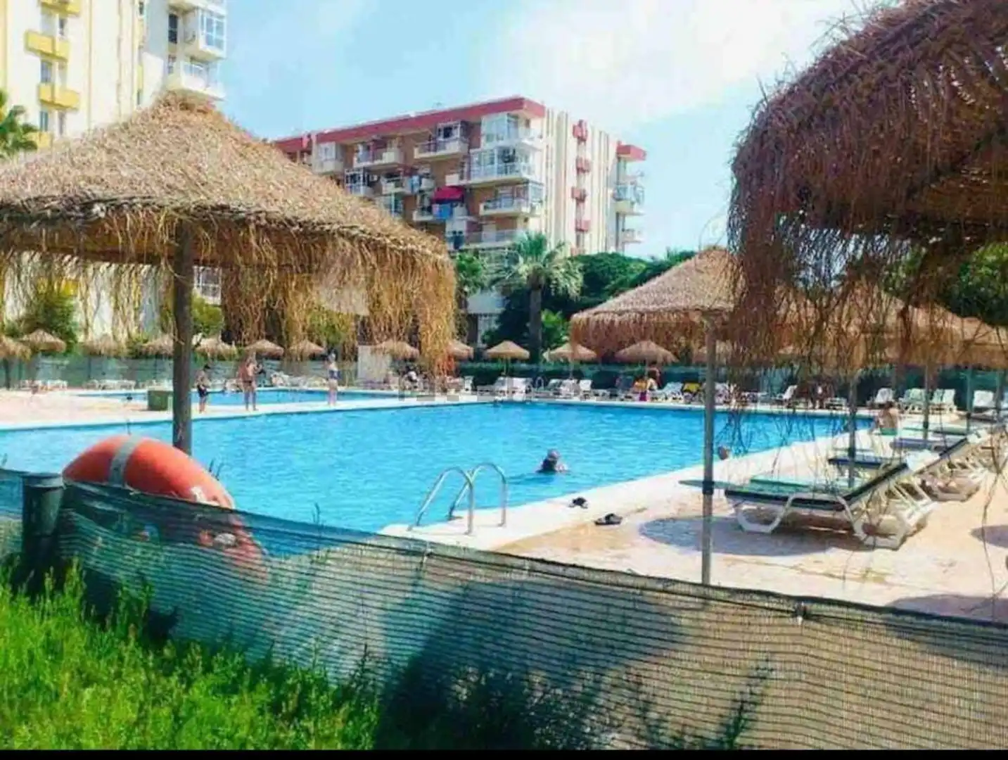 Piscina de Piso en venta en Benalmádena con Jardín privado, Terraza y Amueblado